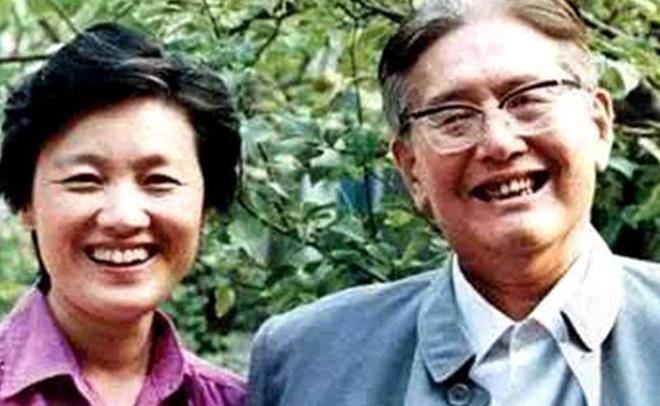乔冠华的第二任妻子名叫章含之,而章含之是章士钊的女儿(养女),也就是