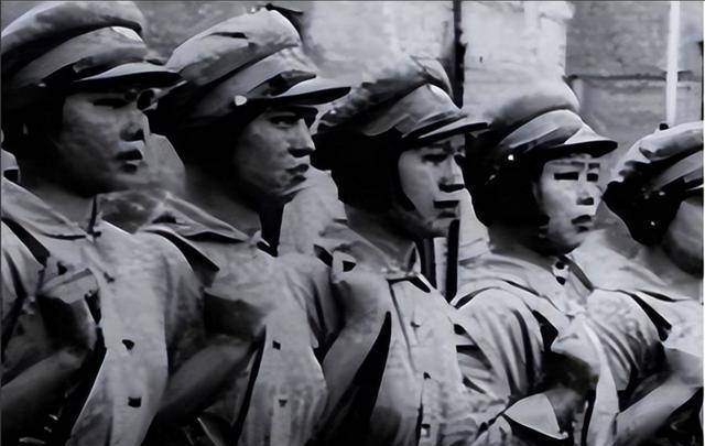 1945年五个女士兵熟睡，日本军官带来一群士兵：最后一课，献身！_依田_女兵_村民