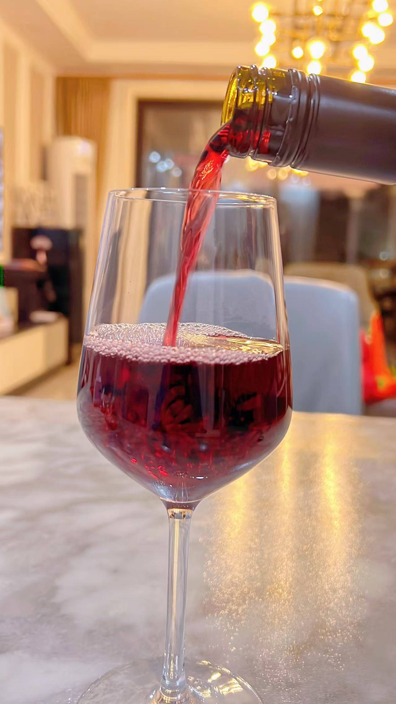 一杯中式微醺热红酒的温暖