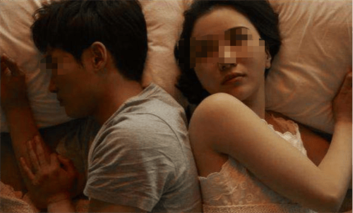 男子怀疑妻子与情人酒店幽会,跟踪却被前台拦住,冲动行为变闹剧