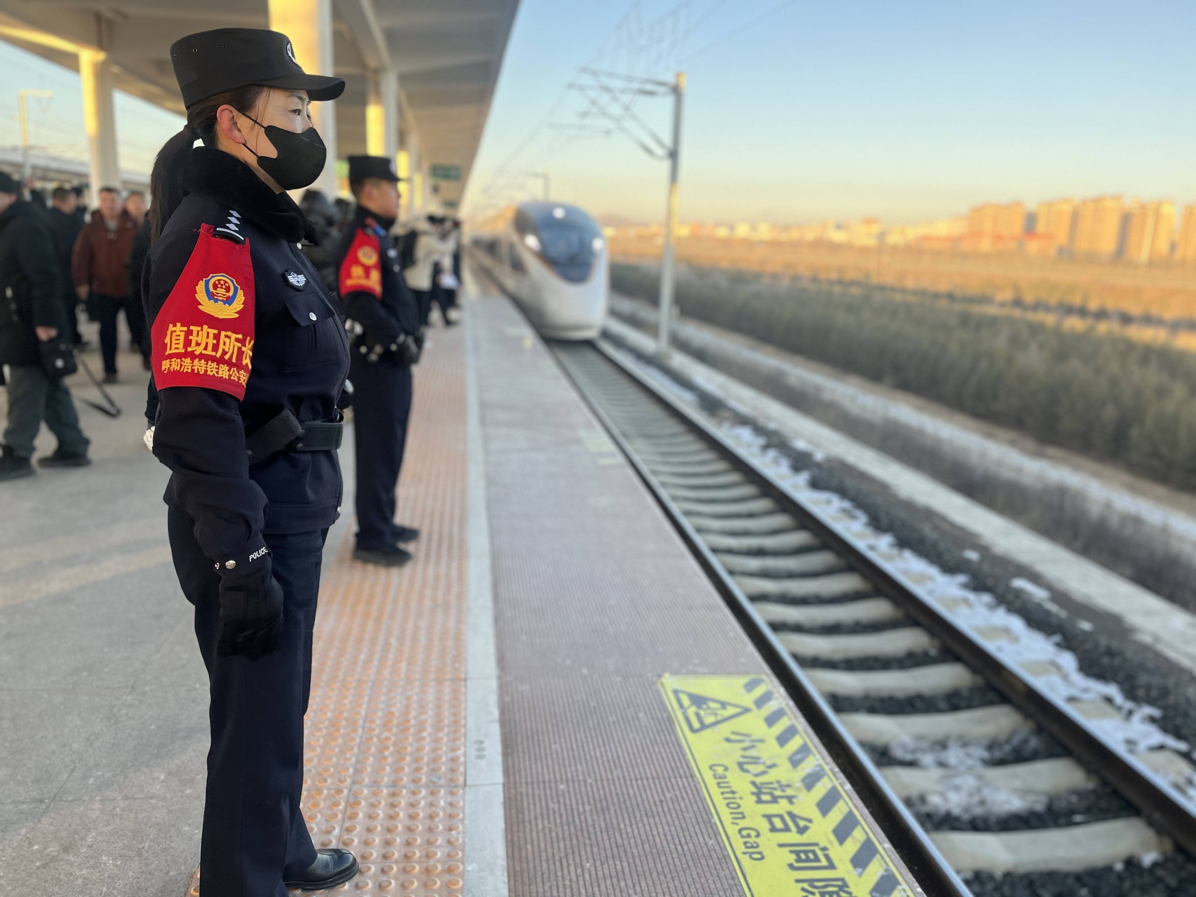 集大原高铁开通铁警全力护航