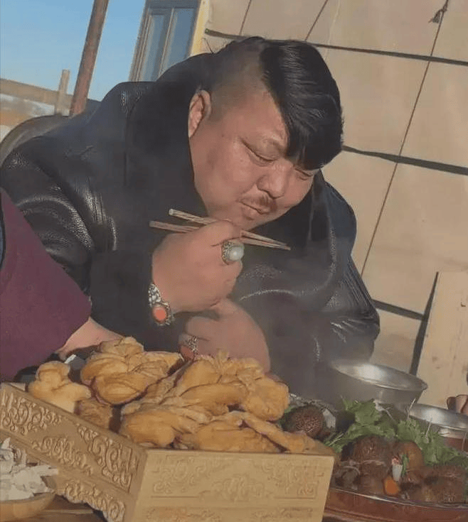 内蒙网红恩克：和好兄弟反目成仇，直播时吐血，睡觉要用呼吸机_摔跤_草原_生活
