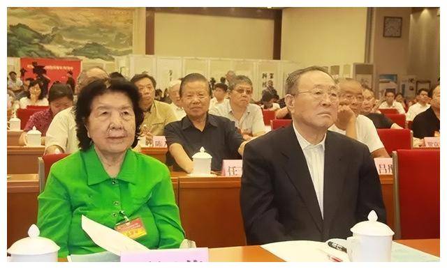 建国后第一位女省委书记:90年代捐款3万做慈善,今92岁一生清廉