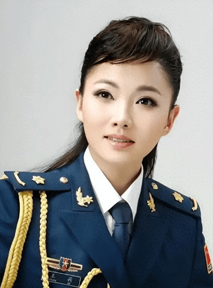 身材丰腴的军旅歌唱家成功转型,出任北京电影学院教授
