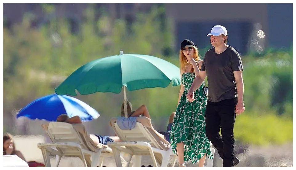 马斯克与29岁女演员约会,女方14岁出道,金发红唇像真人芭比_娜塔莎·