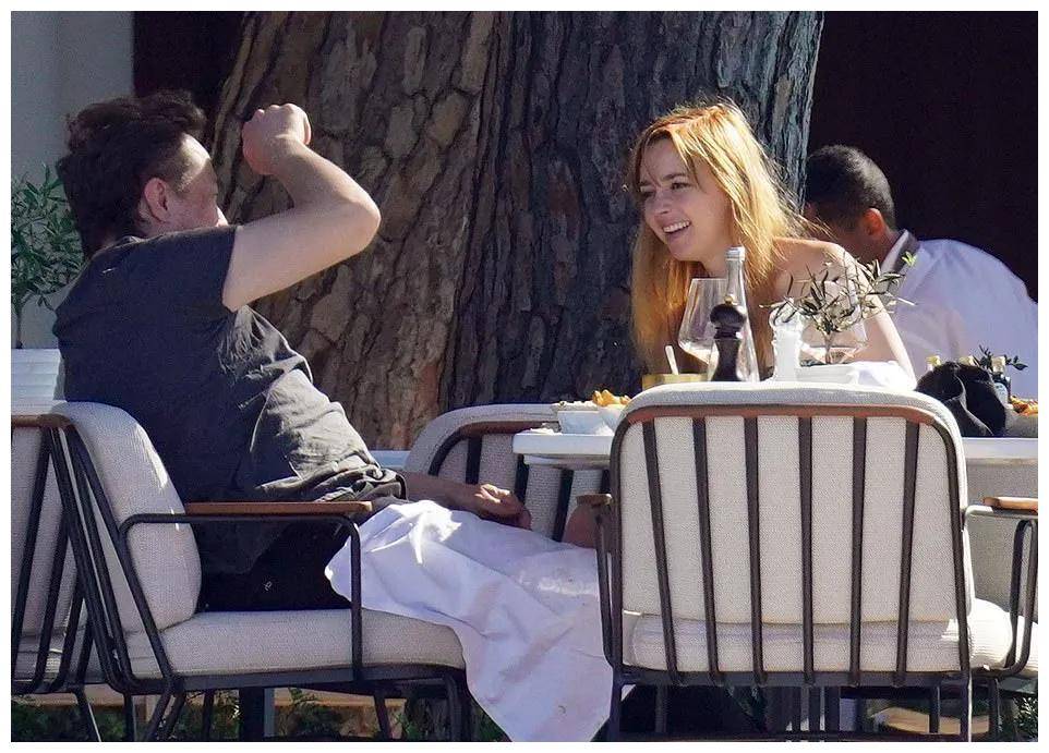 马斯克与29岁女演员约会,女方14岁出道,金发红唇像真人芭比_娜塔莎·