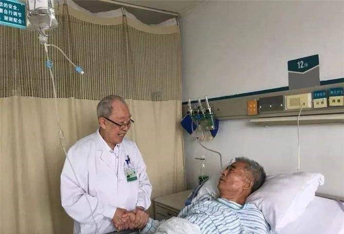 "医神"吴孟超:手关节变形,脚趾无法并拢,96岁还站在手术台上