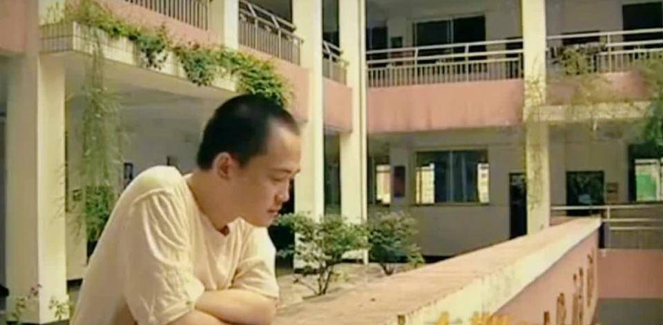 张非:四次高考三次考上清北,考研时却被拒绝,如今已成了啃老族_张父_北大_儿子