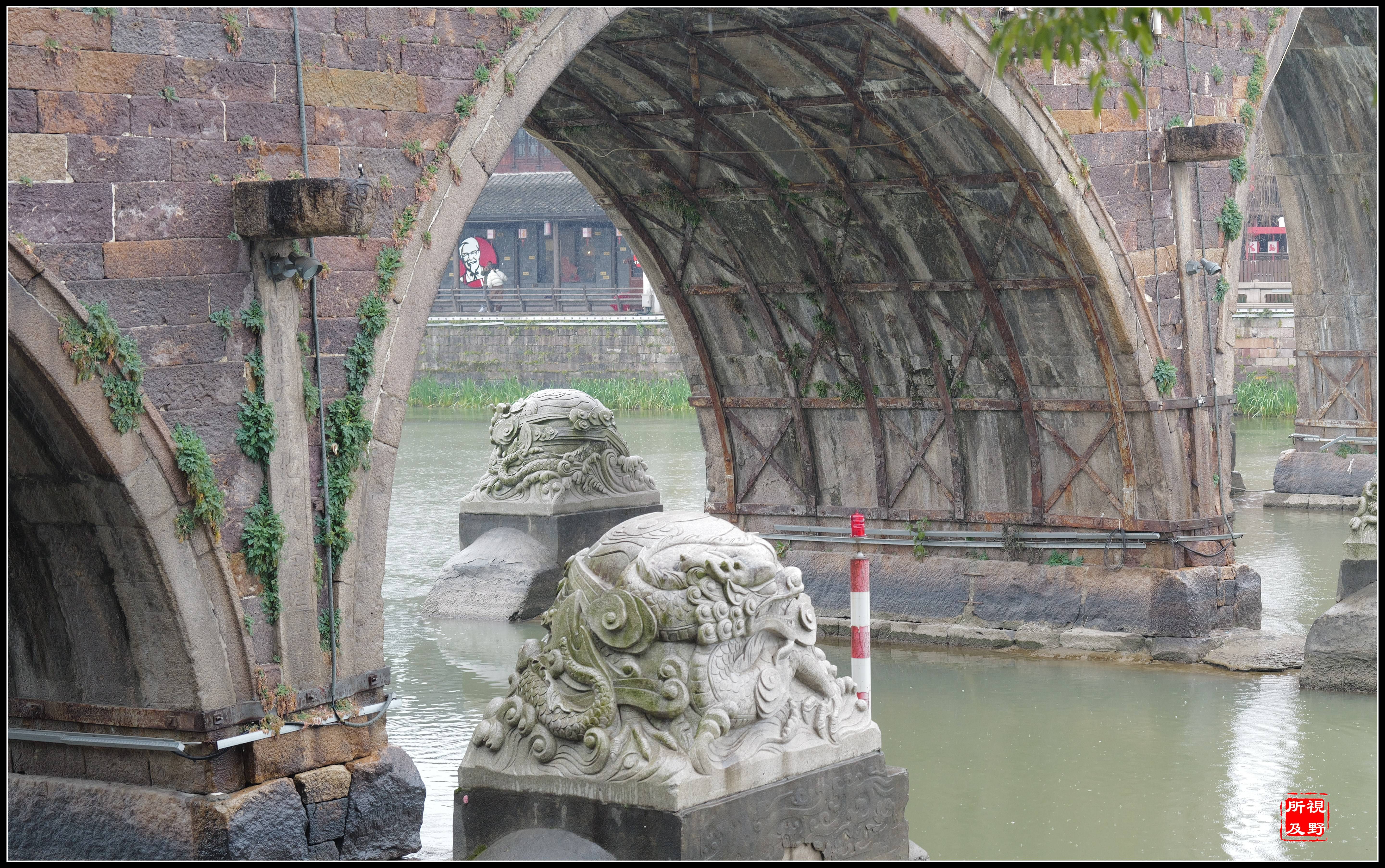 烟雨中塘栖古镇运河上广济古桥
