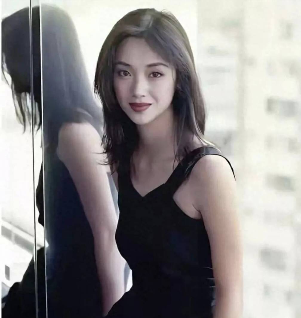 56岁香港女神吴倩莲近照流出,满头银发,她优雅老去姿态引热议!