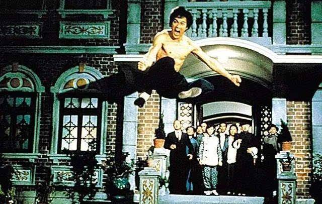 李小龙弹跳能力一般,那他在电影中著名的凌空飞踢,是如何实现的