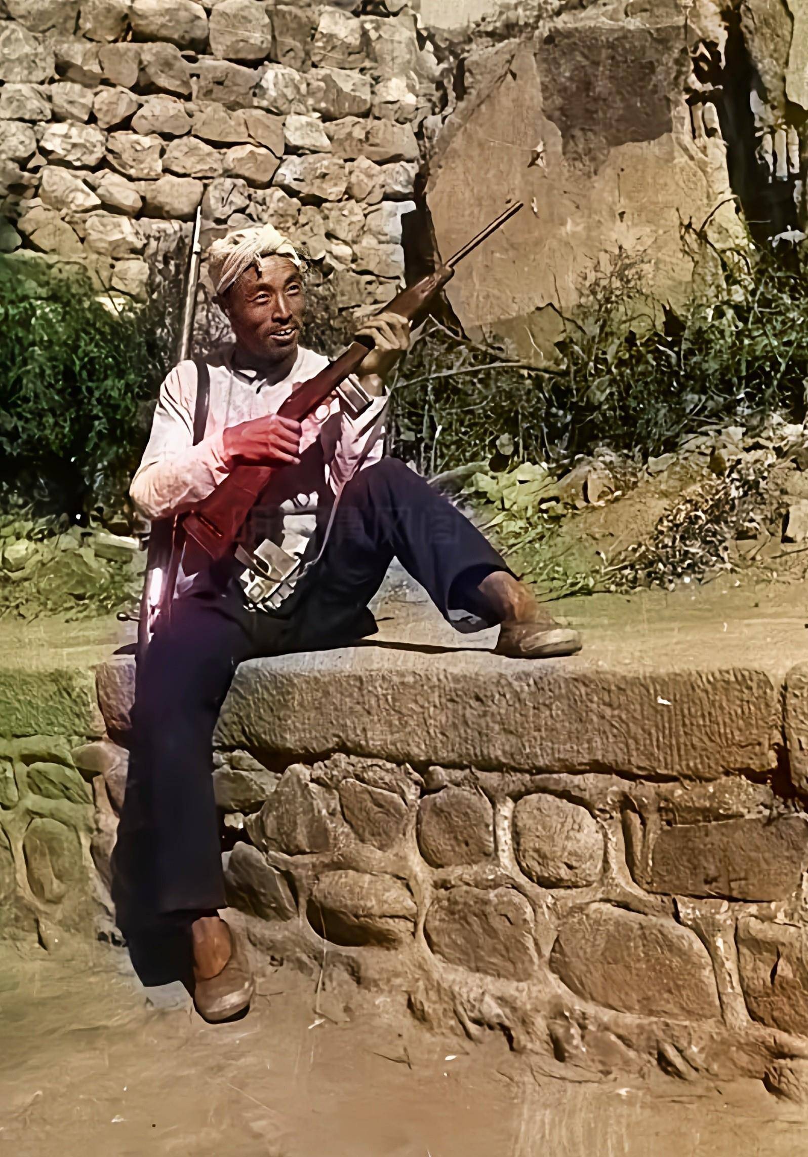 还原一个真实的敌后战场,戴红领章的八路军,手持冲锋枪的游击队