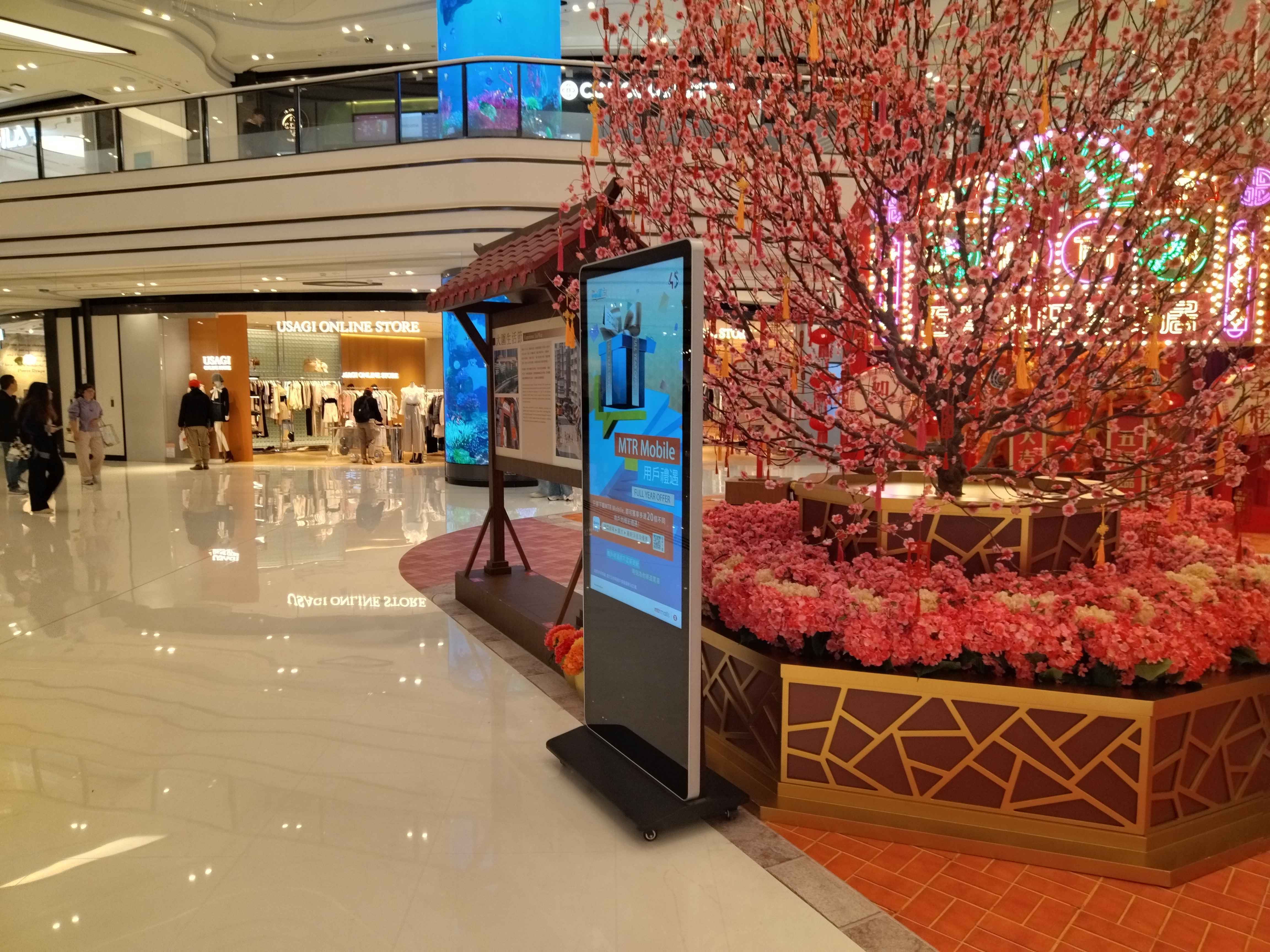 港铁商场黑色立式液晶广告机:商业空间的视觉中枢