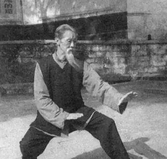 他是近代武术大师,见证了武学巅峰,34岁归隐,不收任何徒弟