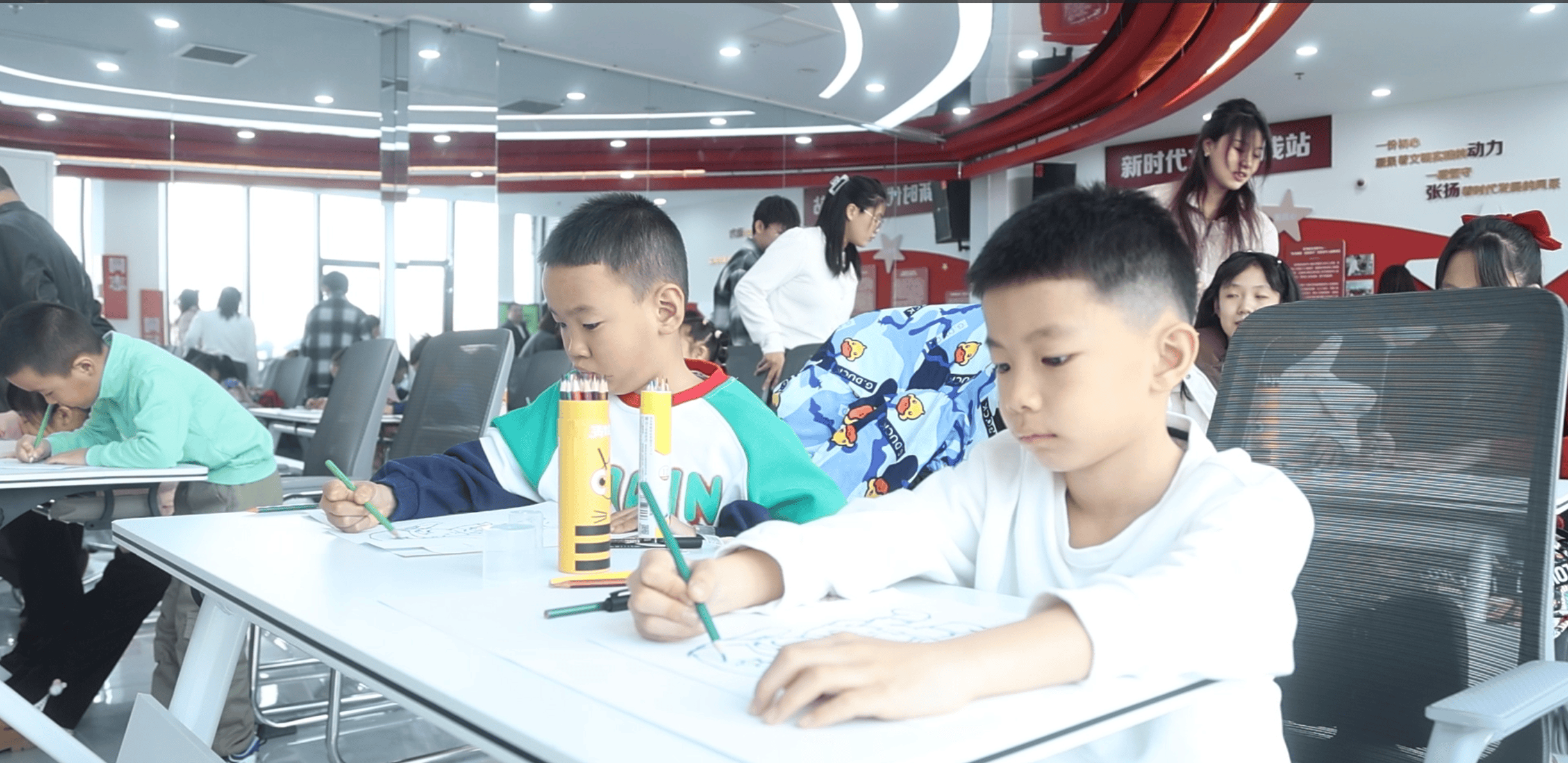 南关区公益课堂：多方合力，助力孩子艺术成长，免费绘画课进社区，孩子家长齐点赞！