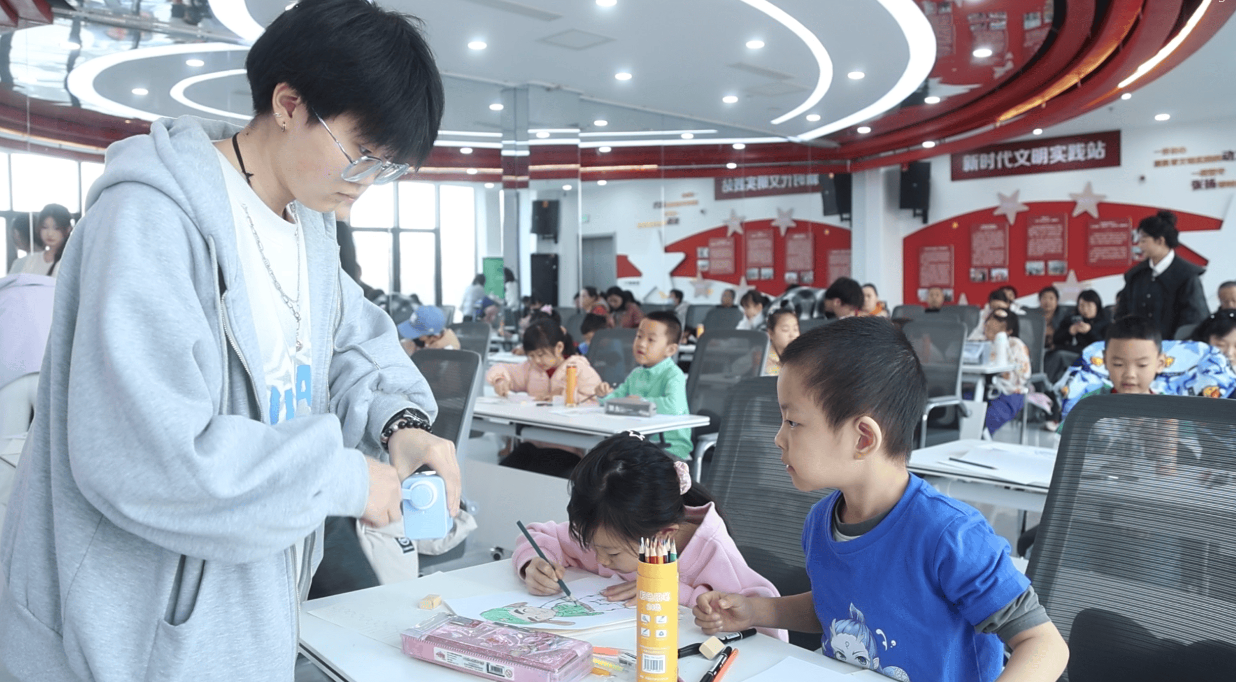 南关区公益课堂：多方合力，助力孩子艺术成长，免费绘画课进社区，孩子家长齐点赞！