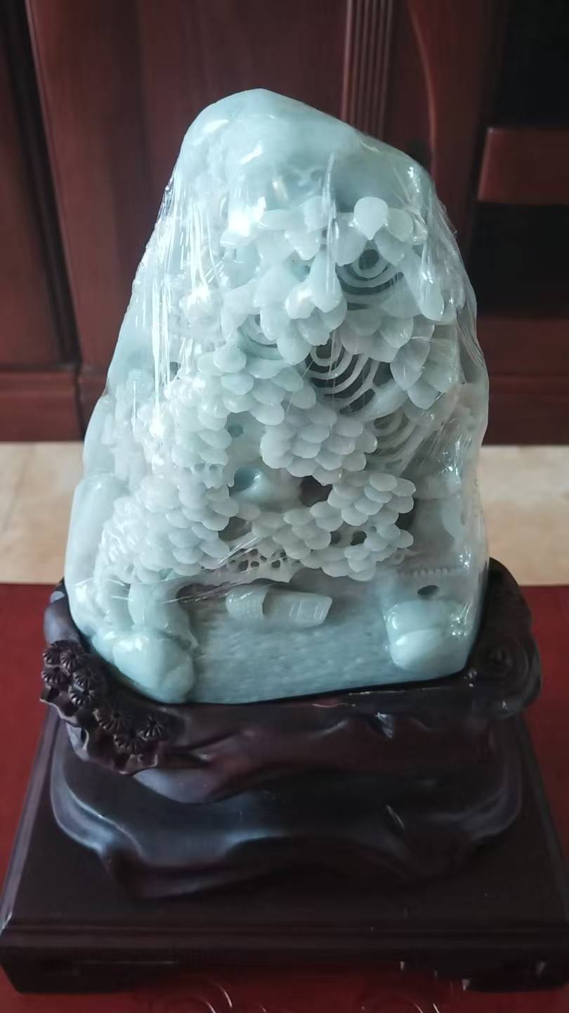 《翡翠镂空雕摆件》