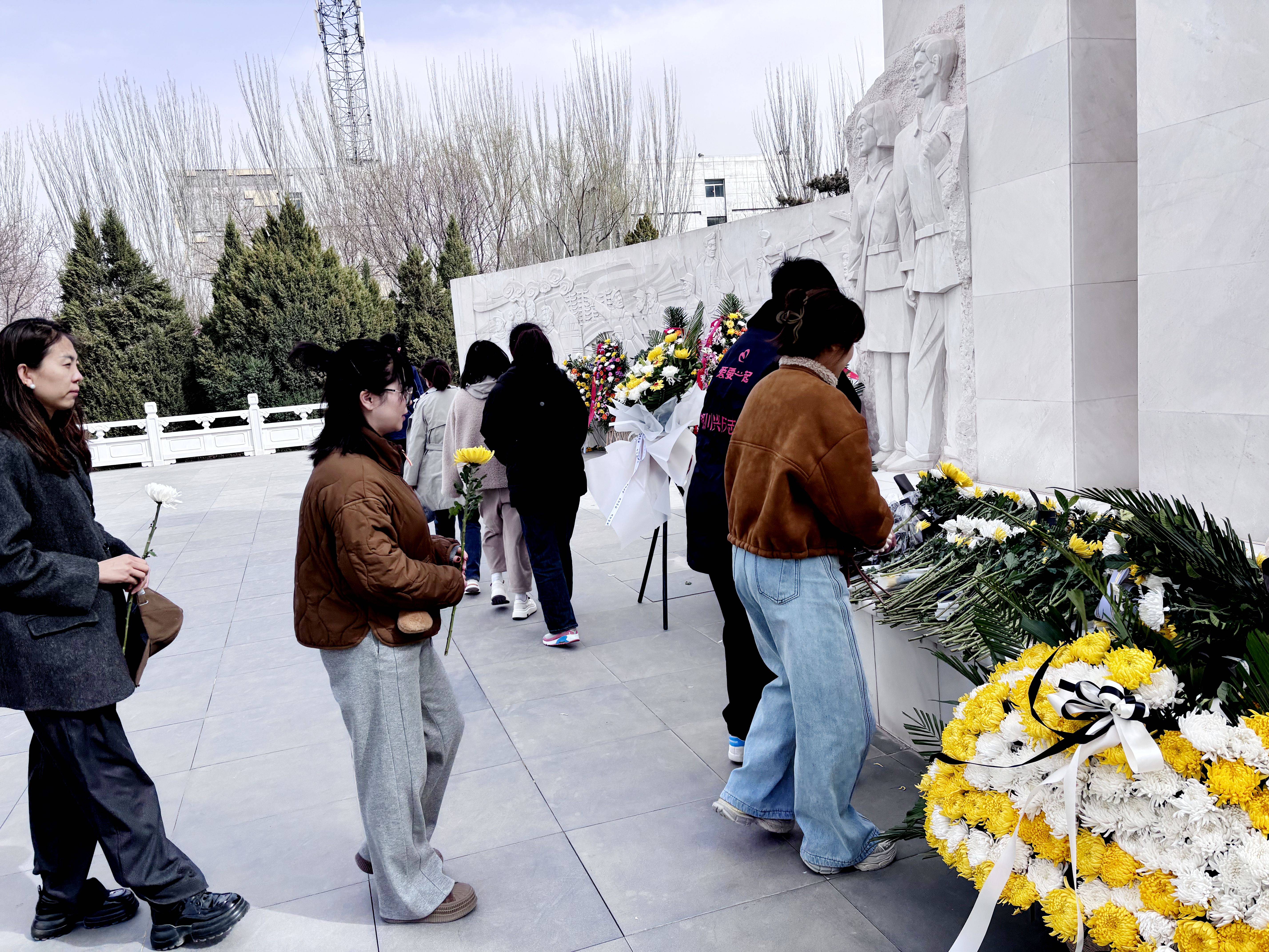 银古路街道丽水社区清明节祭扫活动:缅怀先烈,赓续红色血脉