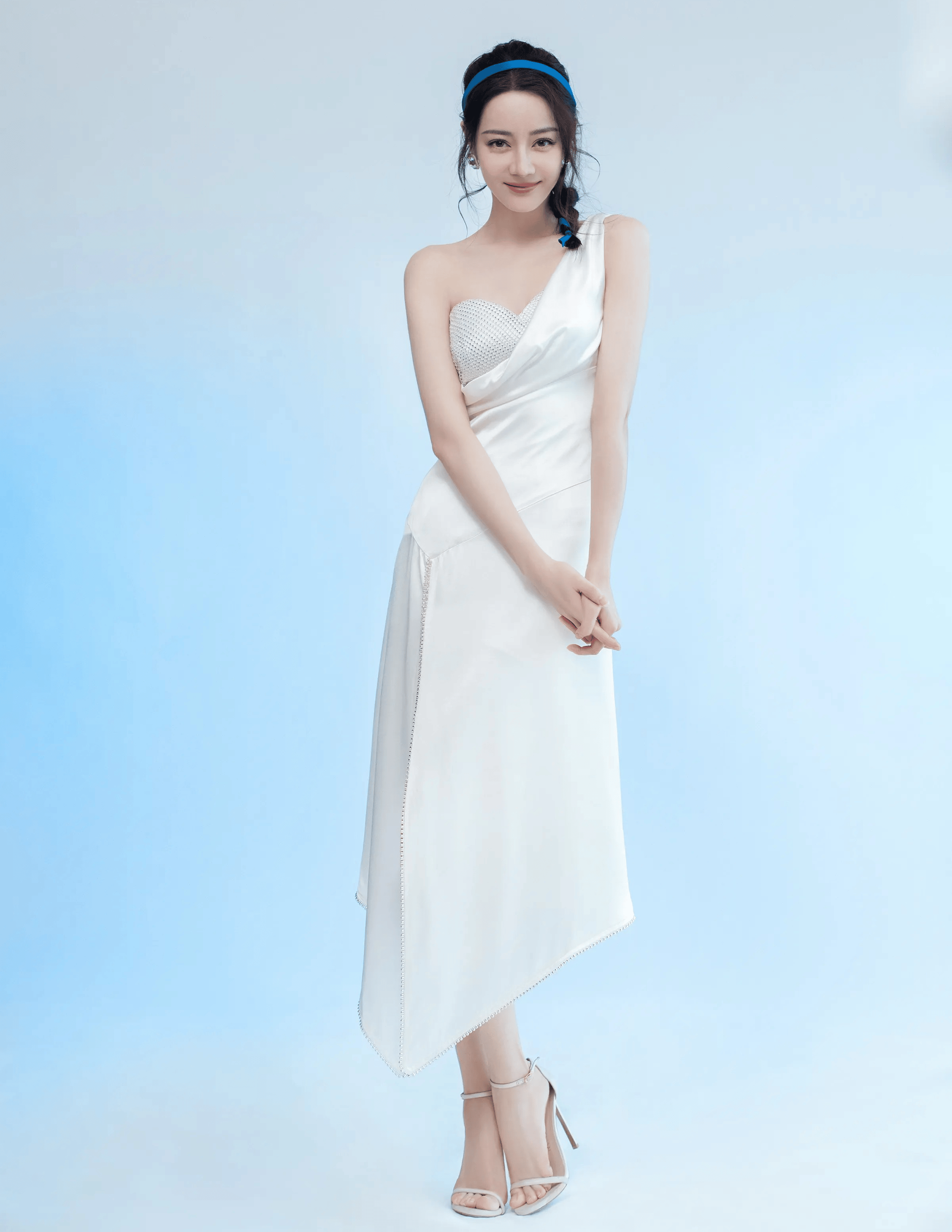 迪丽热巴:白裙造型尽显曼妙,美腿吸睛引热议