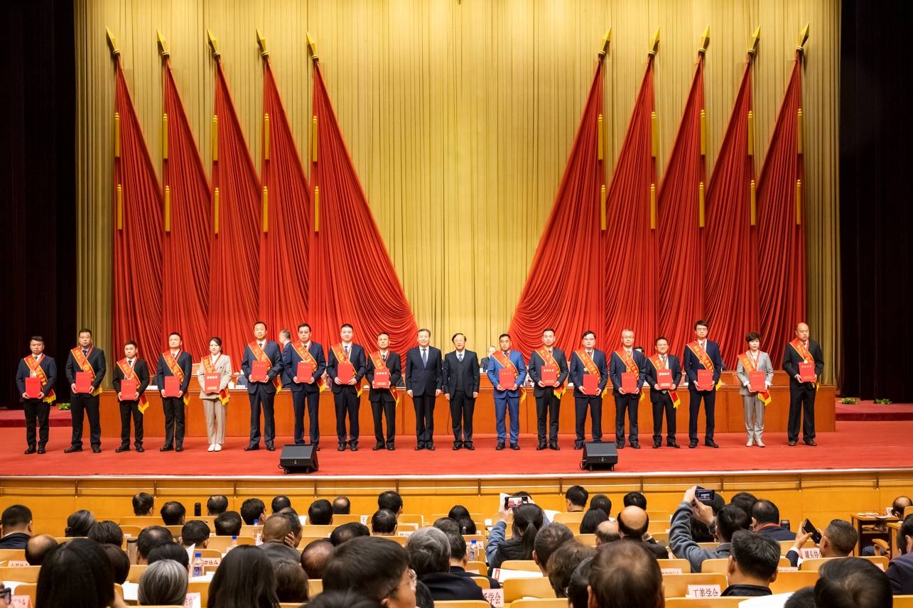 据悉,全国轻工行业先进集体,劳动模范和先进工作者每五年表彰一次