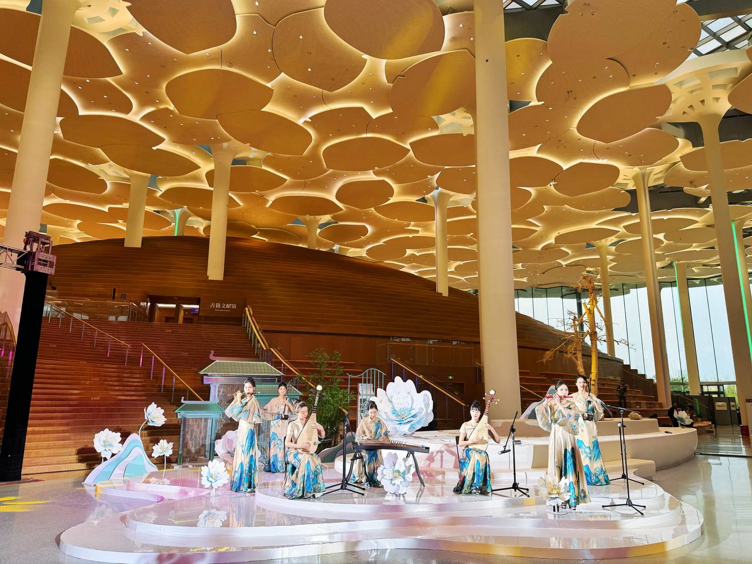 女子水晶乐坊受邀参加翰墨匠"芯",潮流永"筑" 学术会议及晚宴