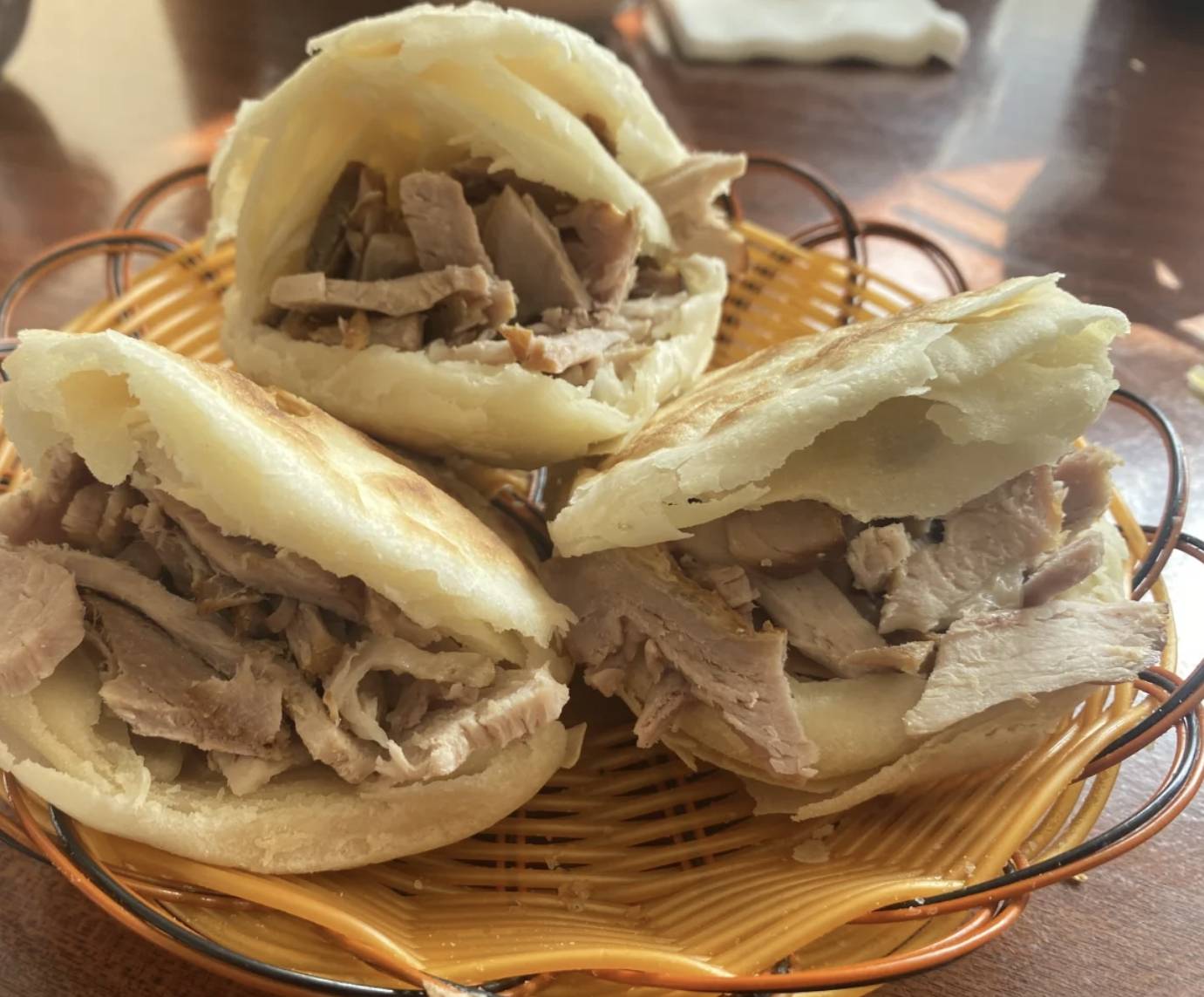 内蒙古赤峰对夹酥皮烧饼,夹熏猪肉的草原版肉夹馍