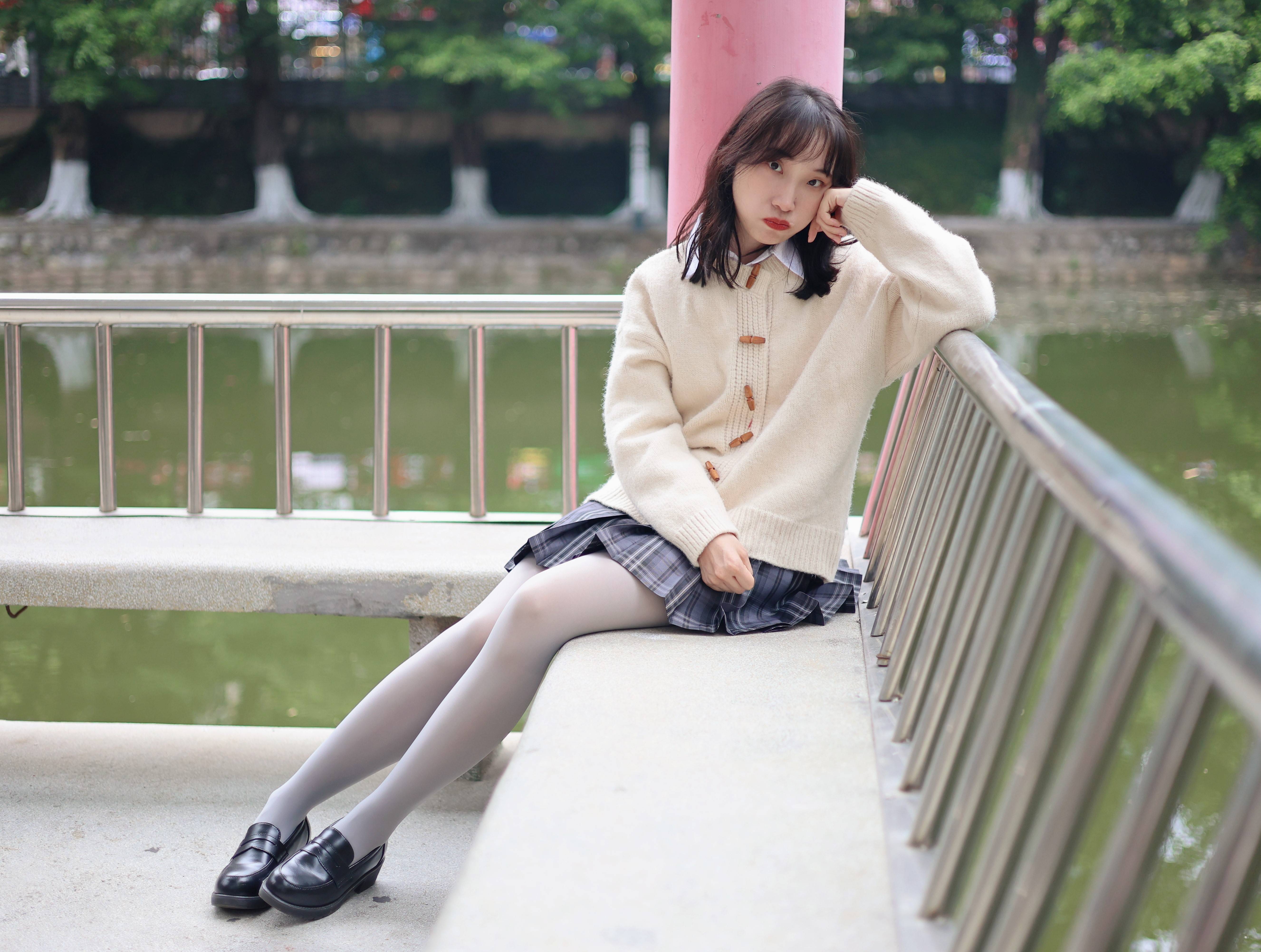 jk制服搭配灰丝小皮鞋,小姐姐诠释厚灰美学