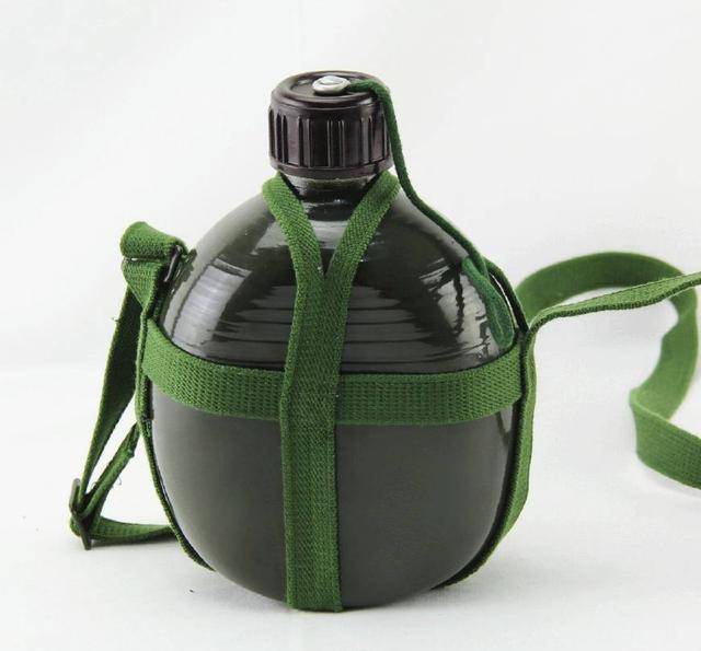 军用水壶看着简单,里面却藏高科技,很多当兵的也没发现