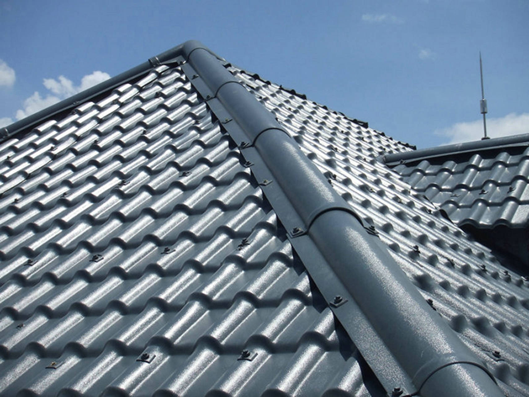 屋顶翻新用树脂瓦合适吗?深度解读其优劣势与选购指南