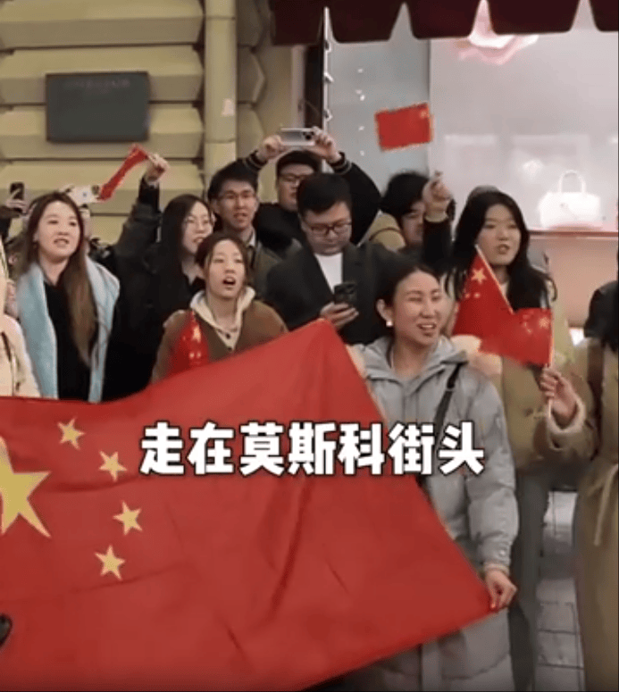 无论何处，看到那抹红，心就安了！国旗，刻在中国人骨子里的温暖