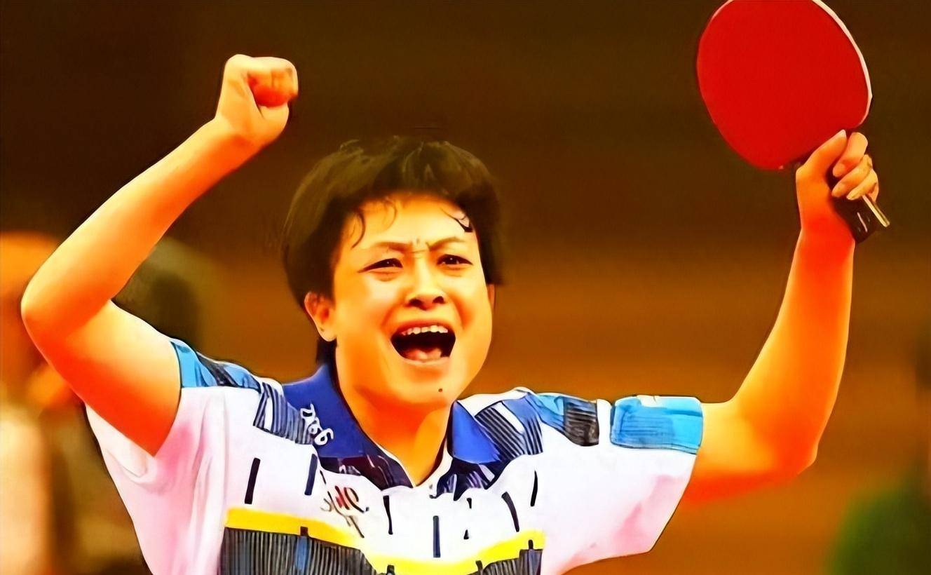 1989年,何智丽嫁给日本工程师小山英之,三年后入籍日本改名小山智丽