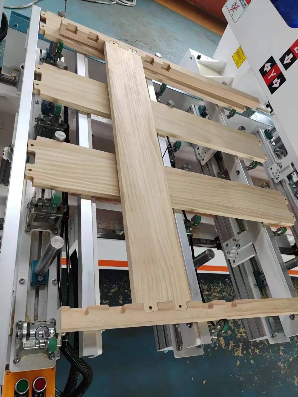 木工铣槽机 木工全自动开槽机：木工工艺创新的全能利器