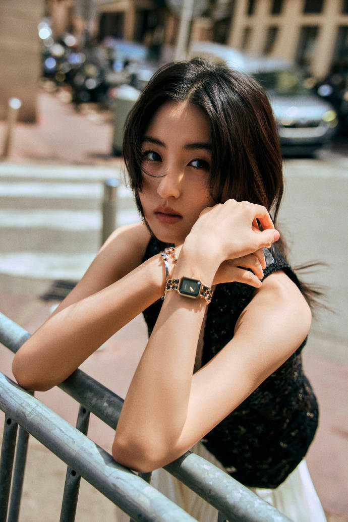 张子枫戛纳红毯首秀,黑白色调穿搭是优雅灵动的妹妹