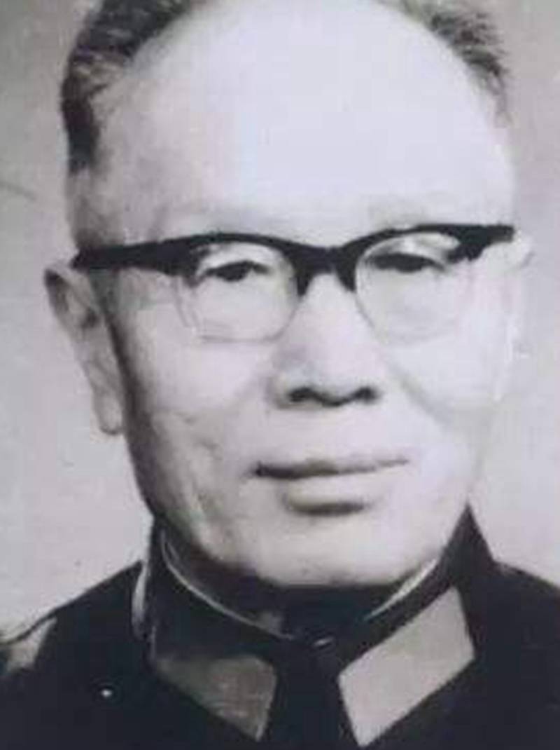 庐山会议期间,他本不参加会议,但被一位上将拉上庐山,受到批判
