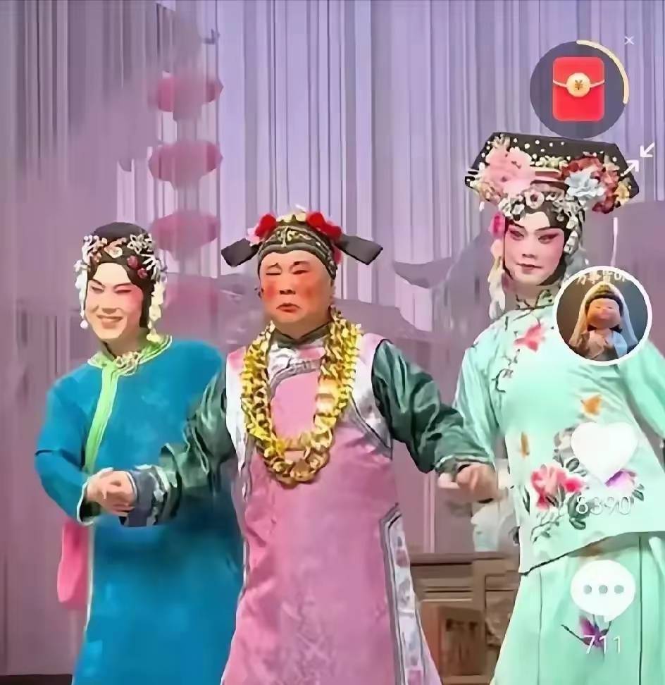 52岁郭德纲穿女装唱戏炸场!观众笑到缺氧:这老太太比郭麒麟还野