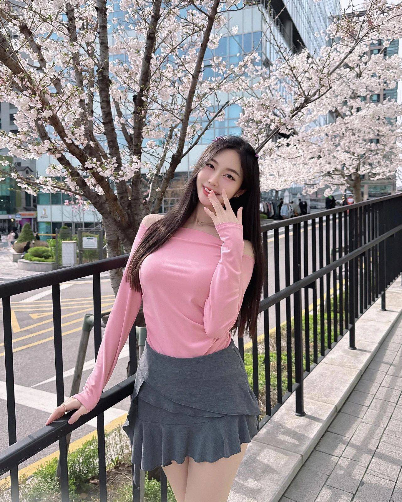 她那天生的模特身材让她在镜头前展现出无与伦比的美丽与自信