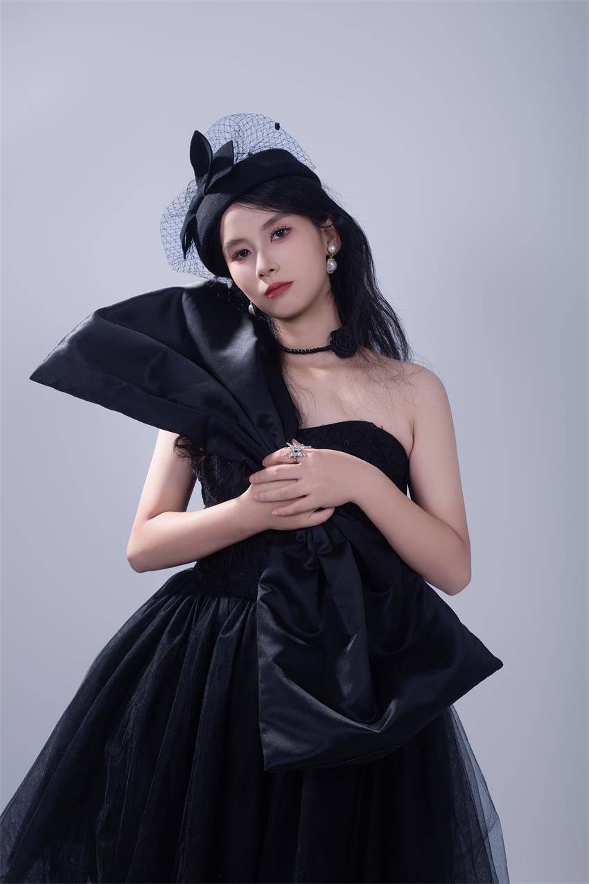 黄支凤：柔美魅力，绽放光彩
