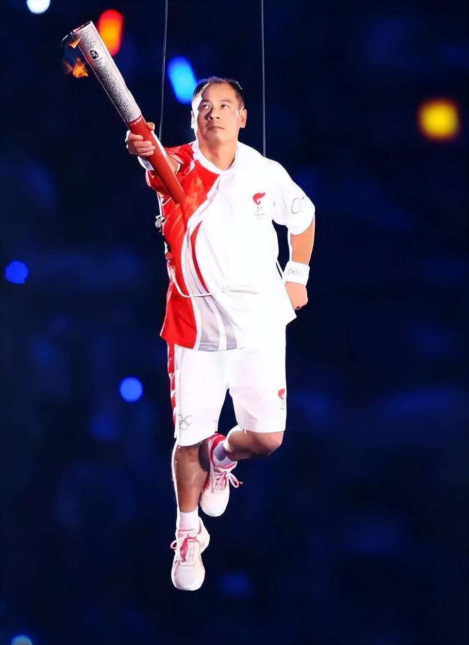 李经纬葬礼上,年近50的李宁:李先生不仅是老板,更像是我的父亲