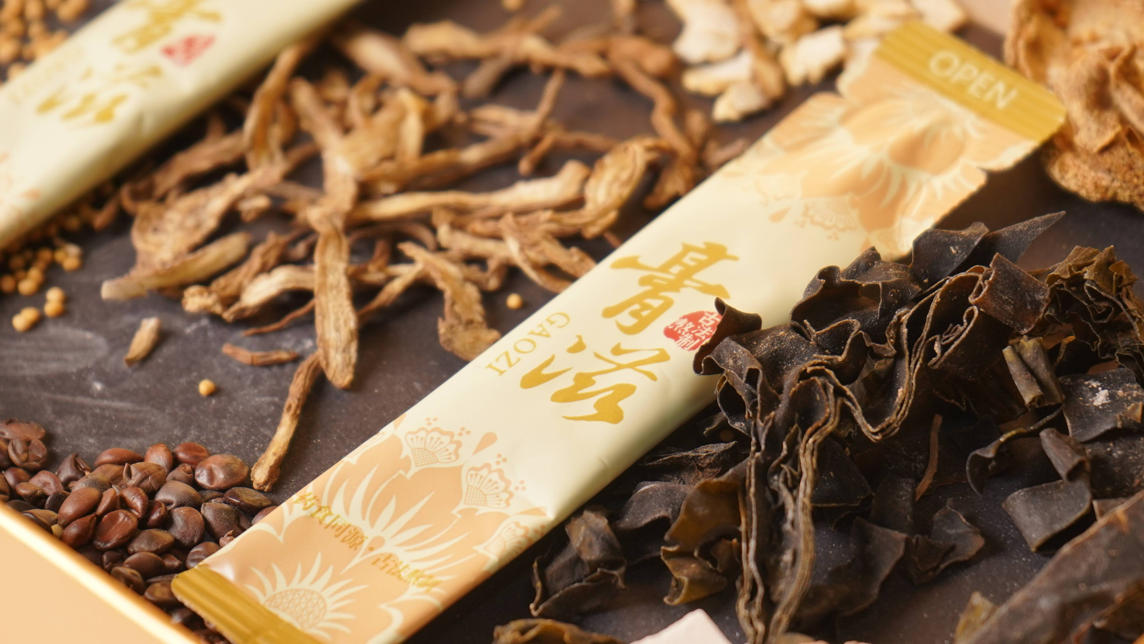 甄选臣药昆布,牡蛎,黄芥子,鸡内金等清热解毒,软结散结,利气消痰,排脓