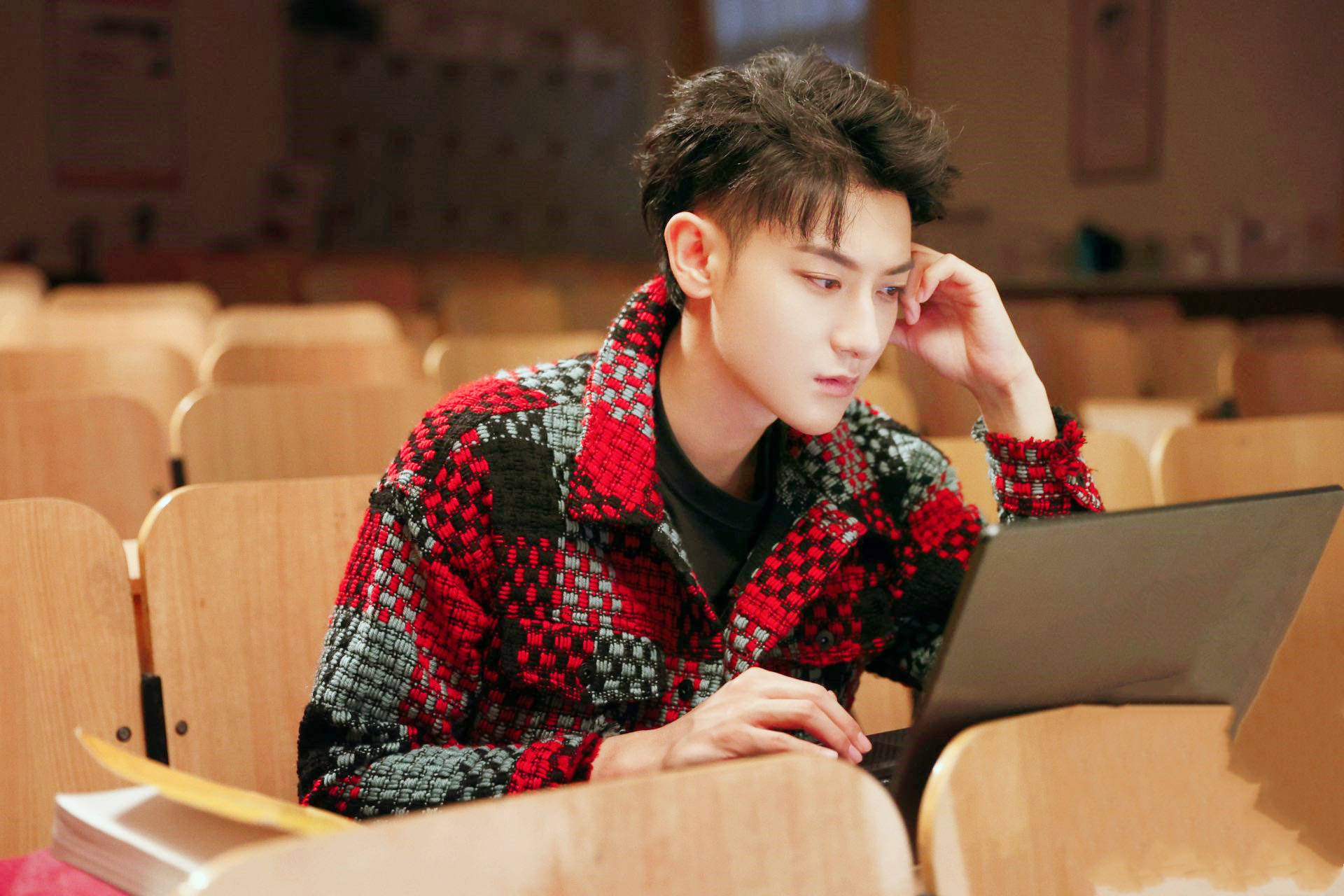 黄子韬头像印上卫生巾:性别突破还是商业越界?