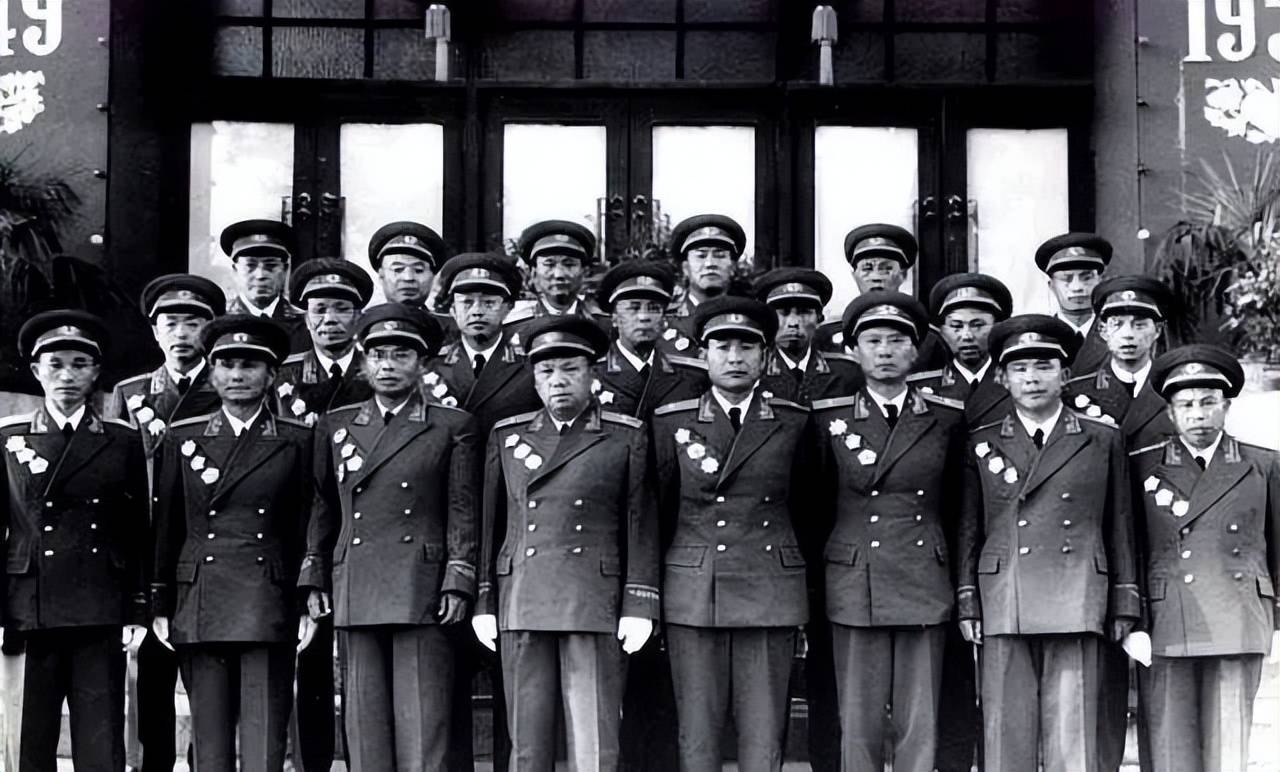 1955年授衔仪式,有两人的军衔低了,有两人军衔高了,原因为何?
