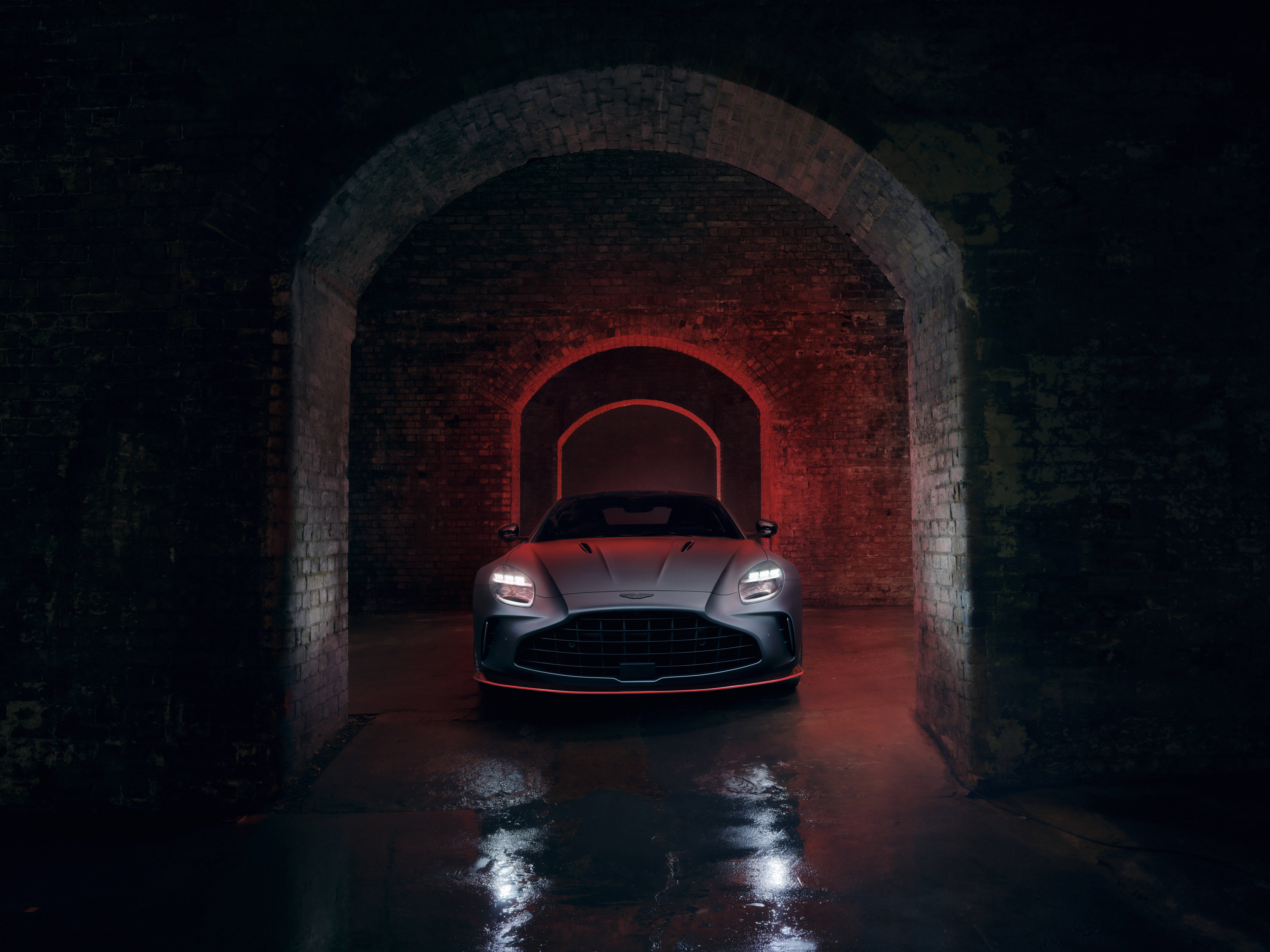 专属调校V8引擎/将于古德伍德动态首秀 阿斯顿·马丁全新Vantage S官图发布