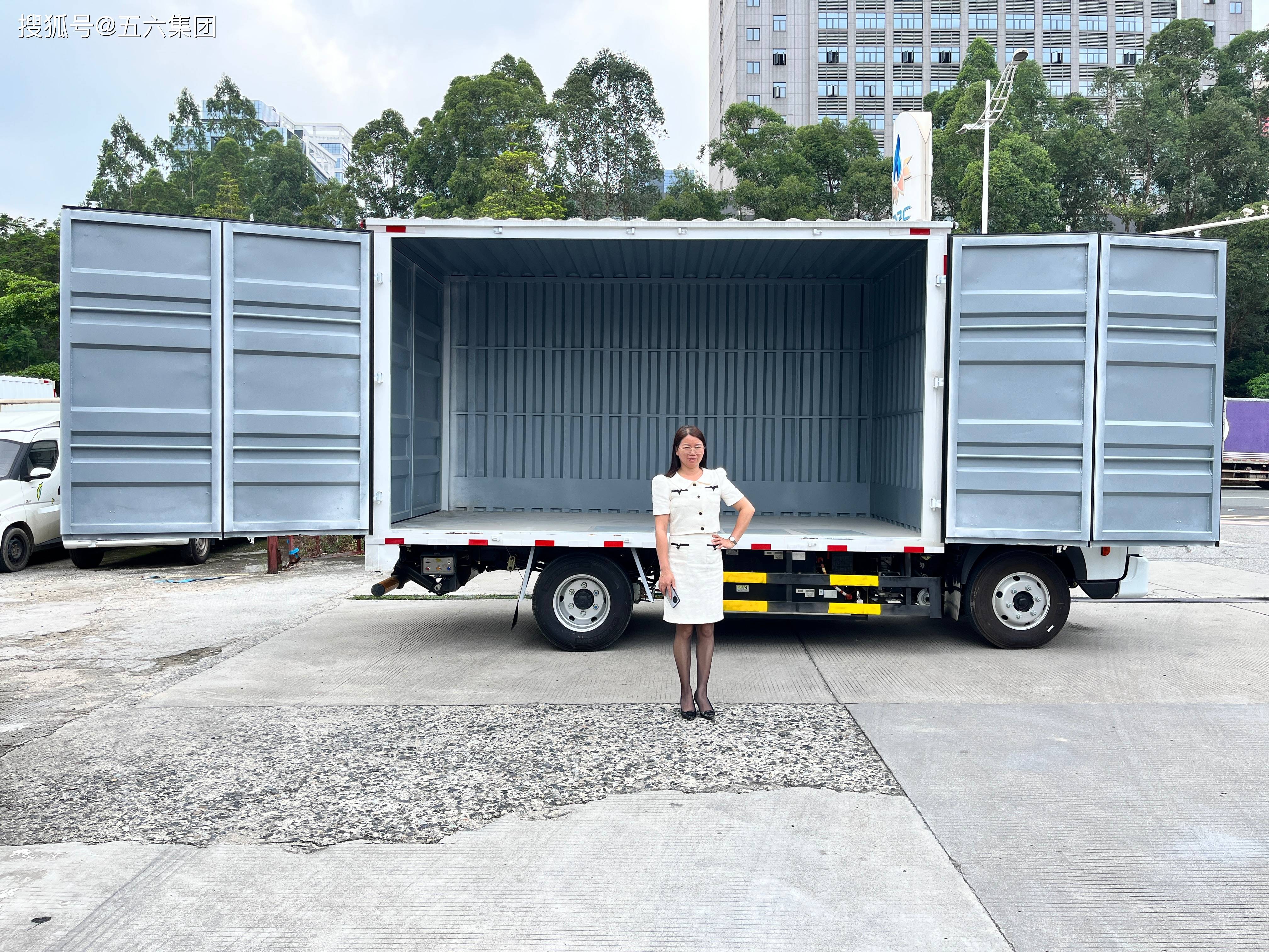 五六集团:东风新能源货车租赁服务站新车到店