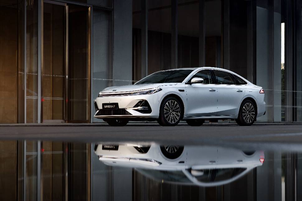 吉利控股集团上半年总销量193万辆 同比增长30% 新能源销量超百万