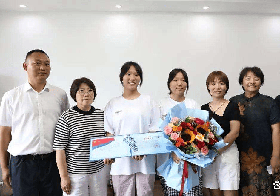 吉林女孩圆梦空军航空大学，网友揪住外貌和家庭背景不放，实力还是关系户？_刘忆北_通知书