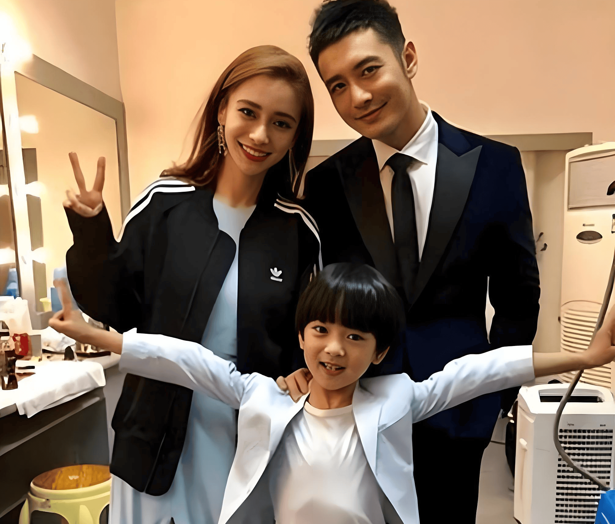 baby带8岁儿子新加坡游玩,小海绵身高直逼妈妈,黄晓明基因太强大!