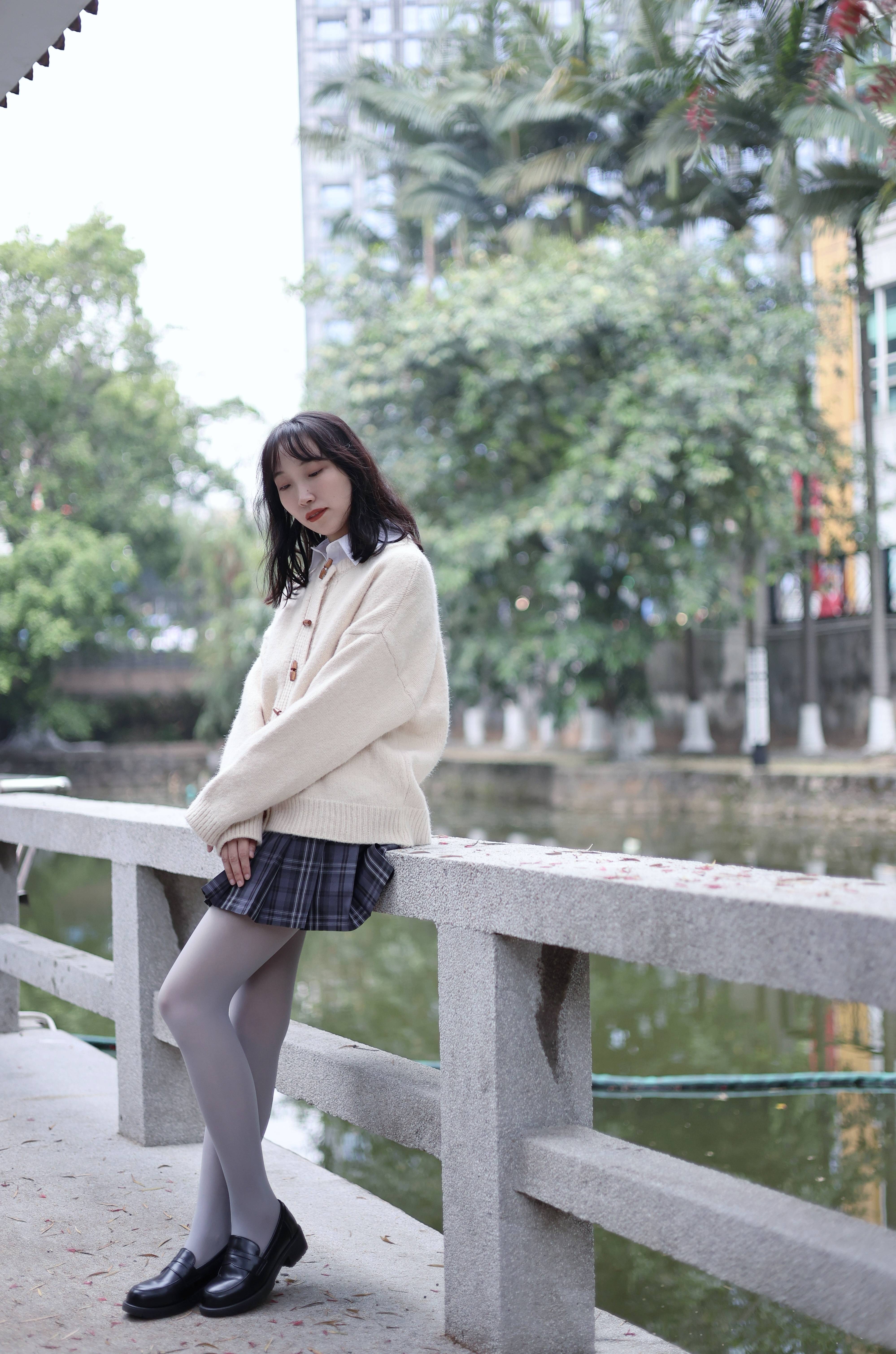 jk制服搭配灰丝小皮鞋,小姐姐诠释厚灰美学