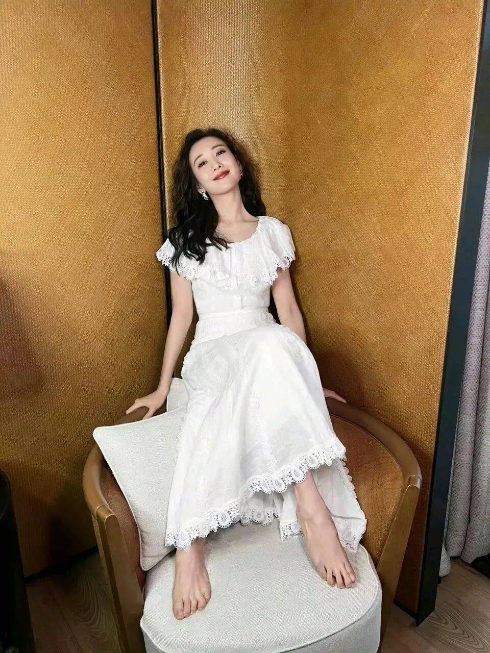 王鸥|她光脚丫写真好美