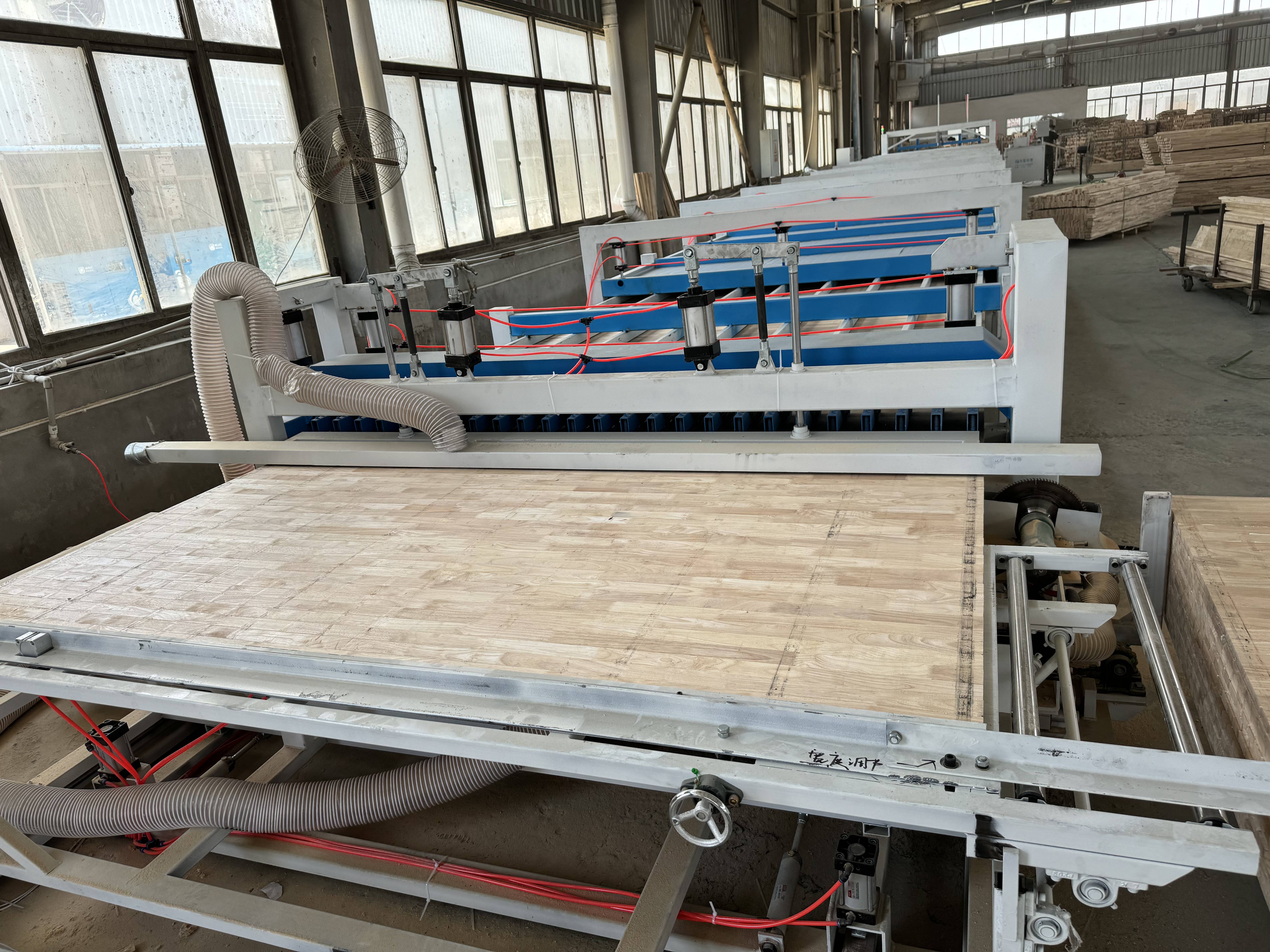 木工拼板设备：拼板机厂家 实木加工链的“核心纽带”