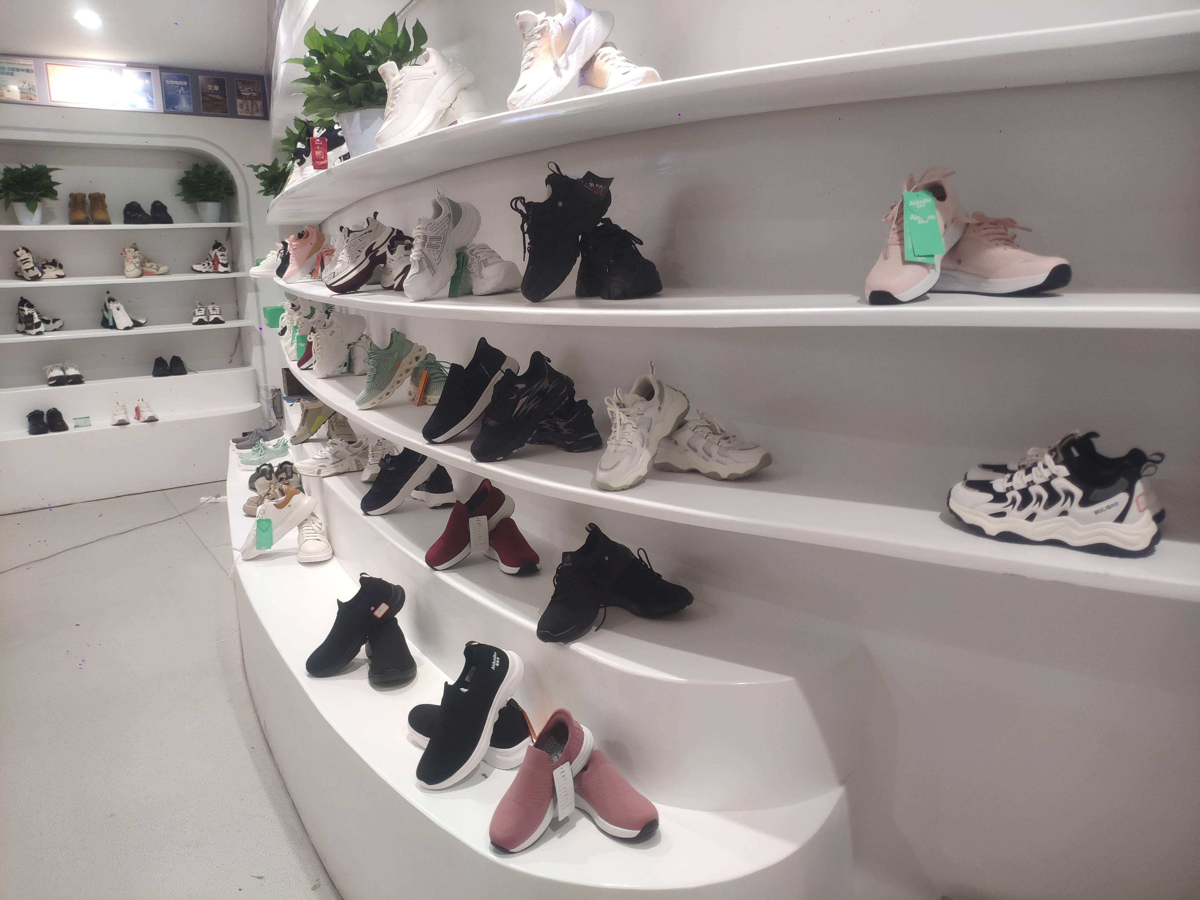 重庆一鞋店展柜陈列上百双鞋子整齐排列 犹如"兵马俑"列队